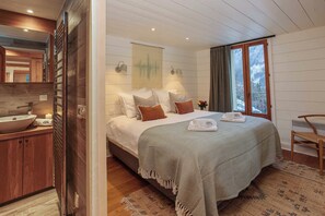 Master bedroom with ensuite - Miremont Apartment- skiing with Chamonix All Year (Chamonix)