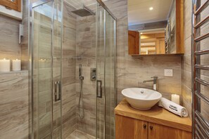 Ensuite shower room - Miremont Apartment- skiing with Chamonix All Year (Chamonix)