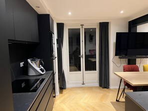 Réfrigérateur, micro-ondes, four, plaque de cuisson