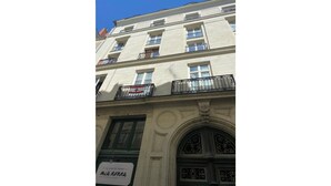 Un bâtiment sur lequel on peut lire l’inscription suivante : « LE CLAN DES MAMMA Mia Nonna Trattoria Familiari ».