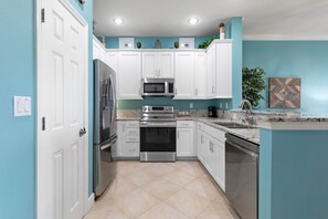 Køleskab, mikrobølgeovn, ovn, kogeplade