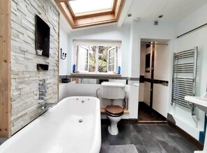 Een douche, een haardroger, zeep, shampoo