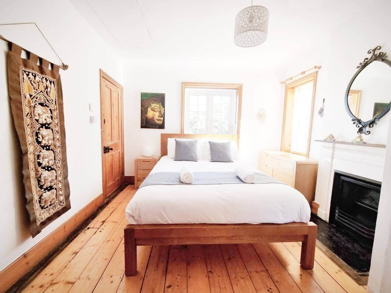 4 bedrooms, iron/ironing board, WiFi, bed sheets