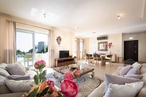 Living area - Magical view, private pool, stylish (Mugla)