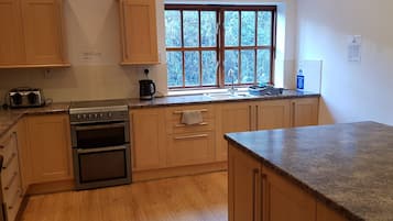Fridge, microwave, oven, coffee/tea maker