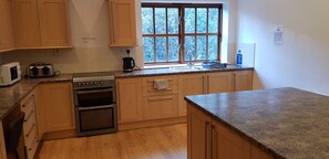 Réfrigérateur, micro-ondes, four, cafetière/bouilloire