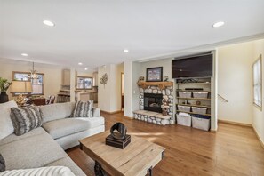 TV, fireplace