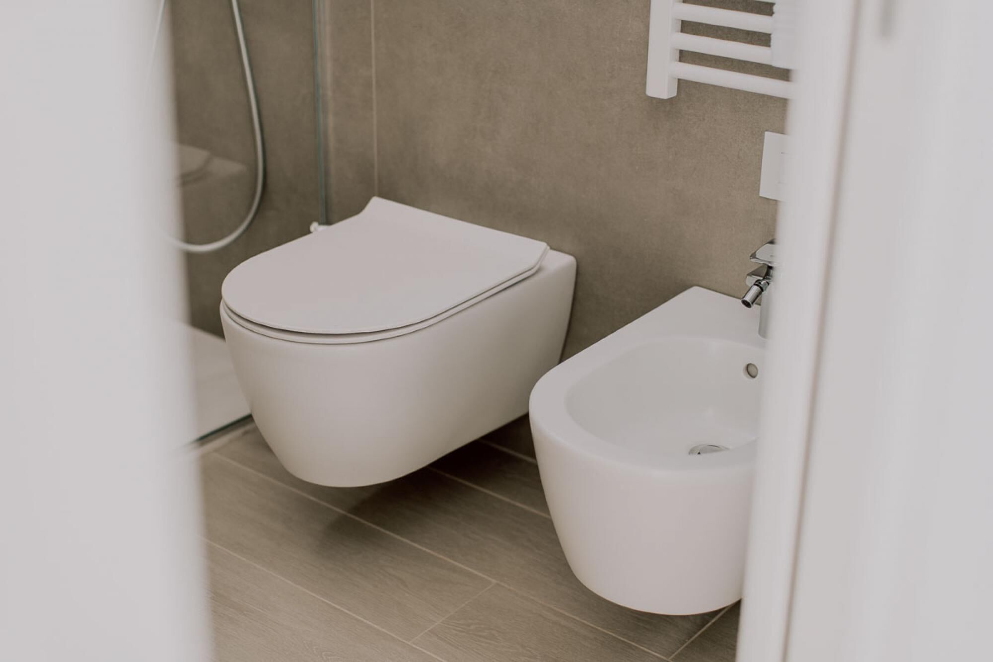 Un baño moderno con inodoro y bidé.