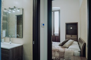 A modern bathroom with a sink, mirror, and shower. - Dimora Silvia in Monopoli (Monopoli)