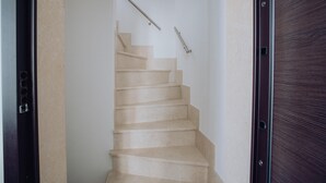 A staircase with a handrail, a door frame, and a wall. - Dimora Silvia in Monopoli (Monopoli)