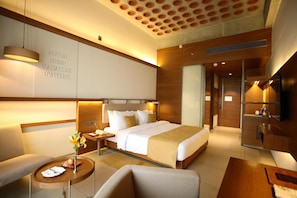 Premium Room | Minibar, in-room safe, desk, laptop workspace