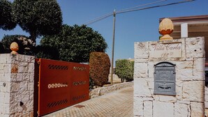 A stone wall with a mailbox and a sign reading "Villa Carla 132 D". - Villa Carla al Capitolo (Monopoli)