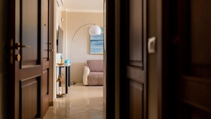 A hotel room with a bed, a bedside table, a lamp, and a painting on the wall. - La Stella sul Mare in Monopoli (Monopoli)