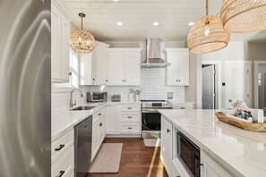 ثلاجة، ميكروويف، فرن، موقد طهي مسطح