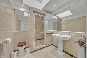 Dusj, hårføner og håndklær