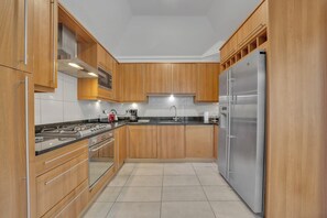 Fridge, microwave, oven, stovetop - Family 3-Bedroom Apartment in Belgravia (London)