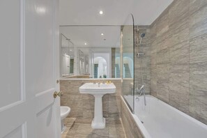 Douche, sèche-cheveux, serviettes fournies