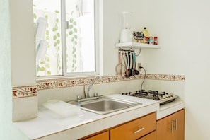 Cafetera y tetera, licuadora y utensilios de cocina