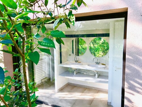 Villa with swimming pool on the outskirts of Nîmes, 10 minutes from the Arena