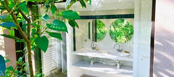 Villa with swimming pool on the outskirts of Nîmes, 10 minutes from the Arena