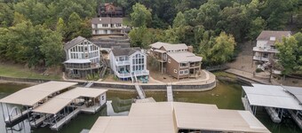 Amazing Wall of Windows, Swim Dock & Pet Friendly