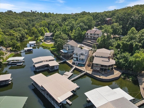 Amazing Wall of Windows, Swim Dock & Pet Friendly