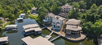 Amazing Wall of Windows, Swim Dock & Pet Friendly