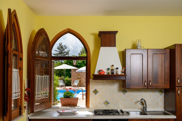 冷蔵庫、電子レンジ、オーブン、コーヒー / ティーメーカー