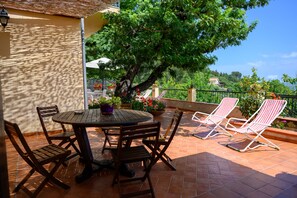 屋外ダイニングエリア