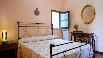 2 quartos, ferros/tábuas de passar roupa, berço de viagem