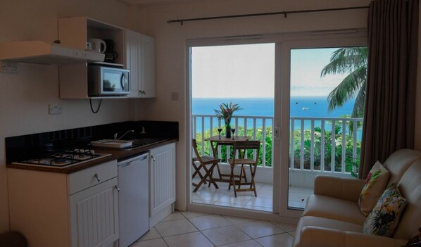 Deluxe Studio, 1 Double Bed, Sea View | Private kitchen