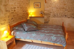 7 bedrooms, WiFi, bed sheets