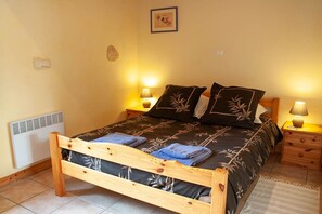 7 bedrooms, WiFi, bed sheets - Hyper-Gite: very large barn converted into gites (Corpe)