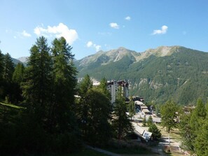 Property grounds - Ski-in/ski-out & foot of the slopes, 4th floor, view resort, balcony, tv, 46m², Les Orres (Les Orres)