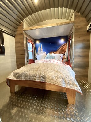 2 makuuhuonetta, työpöytä, silitysrauta/-lauta, ilmainen Wi-Fi