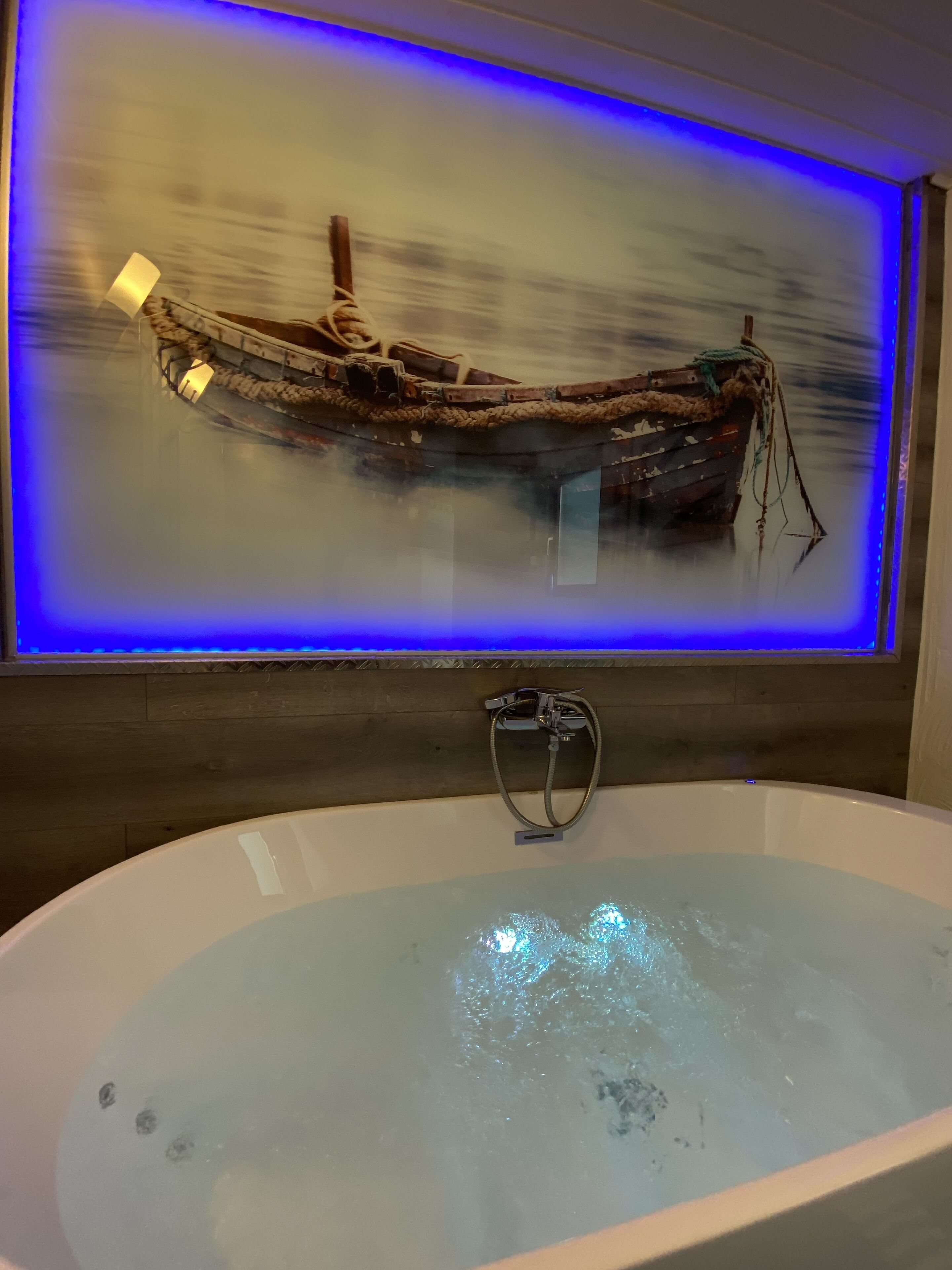 Suihku, hiustenkuivaaja, pyyhkeet, saippua