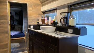 Een koelkast, een microgolfoven, een oven, een kookplaat