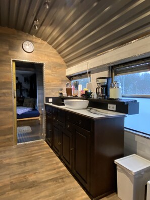 Jääkaappi, mikroaaltouuni, uuni, liesi