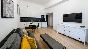 Leilighet | Oppholdsrom | En 42-tommers smart-TV med digitale kanaler