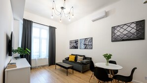 Leilighet | Oppholdsrom | En 42-tommers smart-TV med digitale kanaler