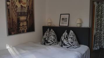 1 bedroom, desk, WiFi, bed sheets