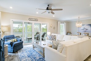 Smart TV, DVD player - Unwind in Style: Beautiful Townhome Embraces The Lost Key Lifestyle! (Pensacola)