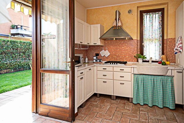 Fridge, microwave, coffee/tea maker, electric kettle