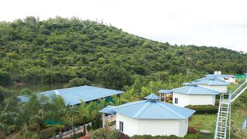 Lake View Huts | Iron/ironing board, bed sheets