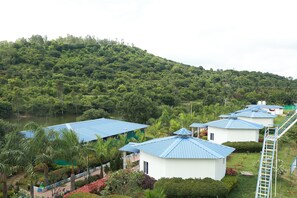 Lake View Huts | Tabla de planchar con plancha y ropa de cama 