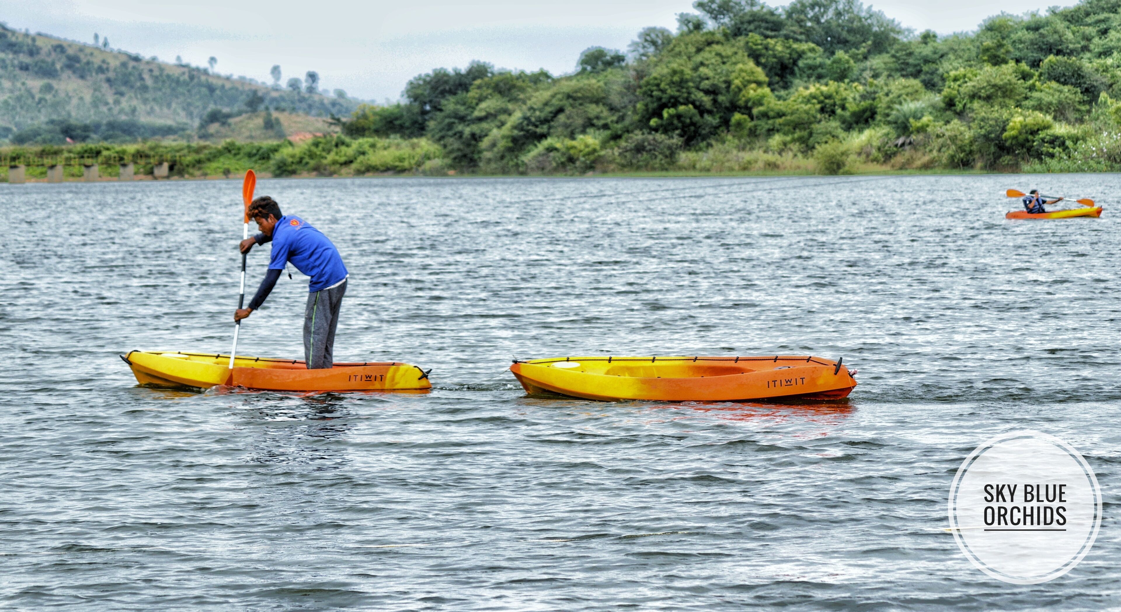 Due kayak gialli su acqua calma, con una persona che ne paga uno.