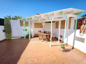 Outdoor dining - RELAX Casa Chupita next to the beach and shops WIFI, swimming pool, 3 bedrooms (Corralejo)