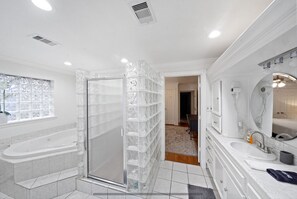 Dusche, Bidet, Handtücher, Seife