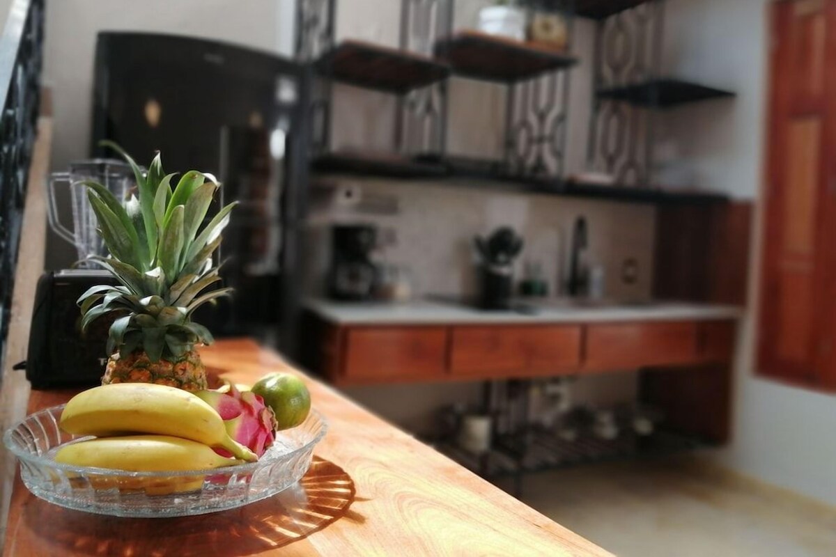 Cocina privada | Nevera en la zona común y microondas en la zona común