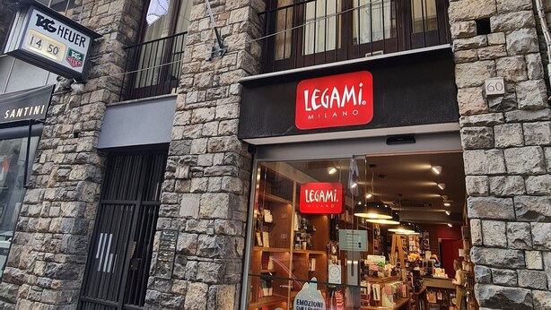 A storefront with a stone facade, a sign for Legami Milano, and a visible entrance. - Live the Heart of Florence: Design Suite 30m from Ponte Vecchio and Pitti Palace (Firenze)